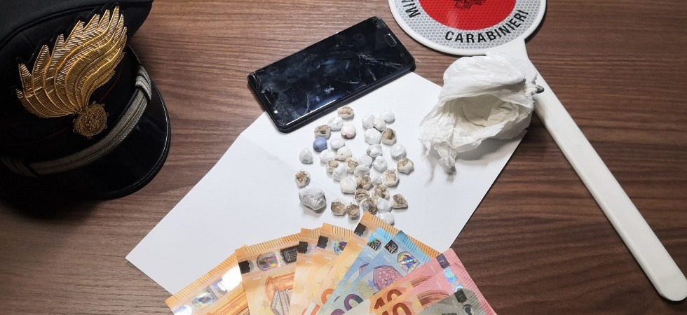 Vendeva la droga fuori dal Serd, i carabinieri: “Personaggi senza scrupoli prendono di mira chi cerca di disintossicarsi”